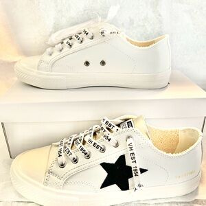 NWT Vintage Havana White and Black Vintage Sneakers, Womens, 7.5